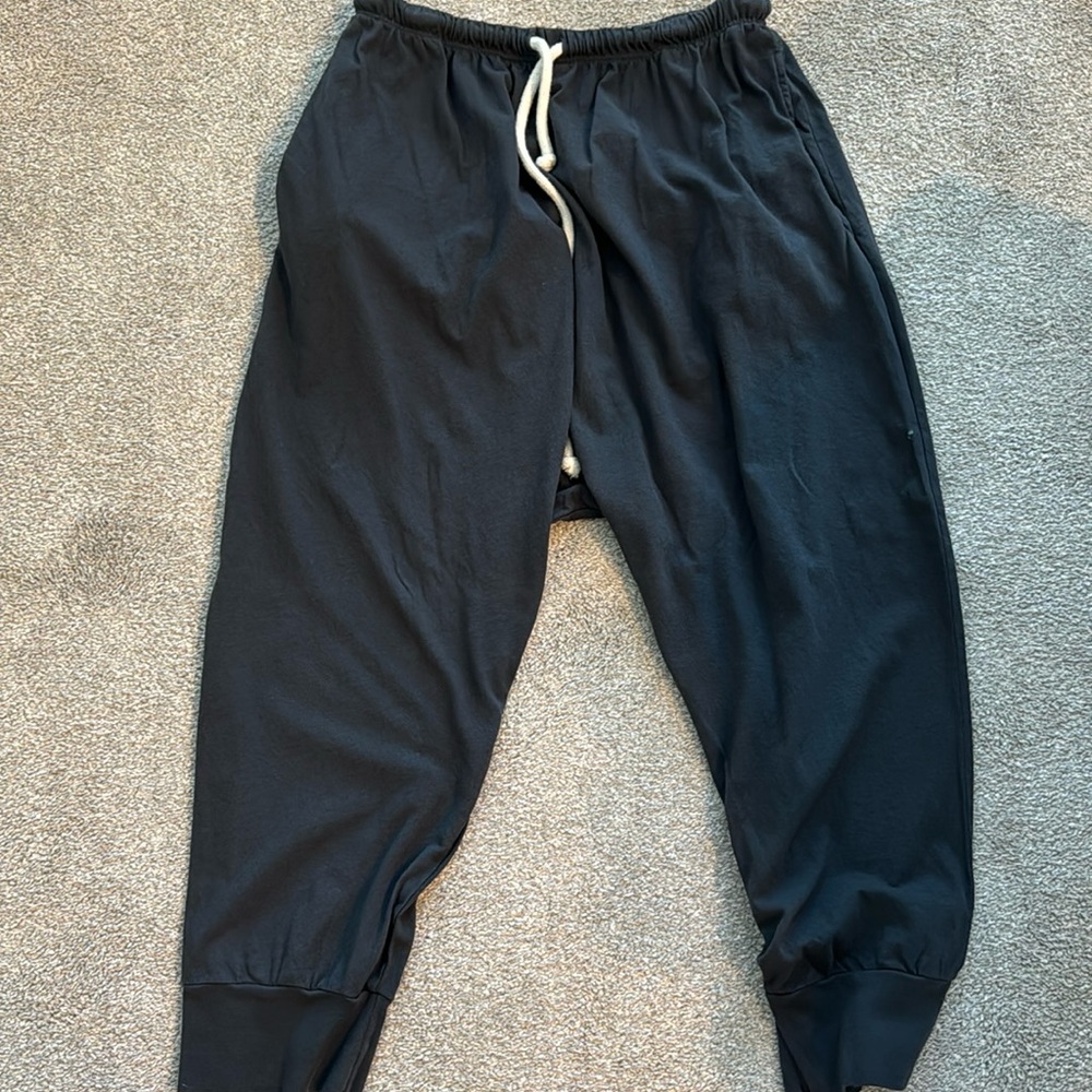 Sundry (size 1). Small. Drop crotch cropped joggers. Elastic waist